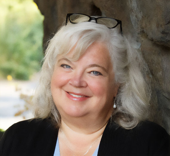 Два человека изучают растение в теплице.