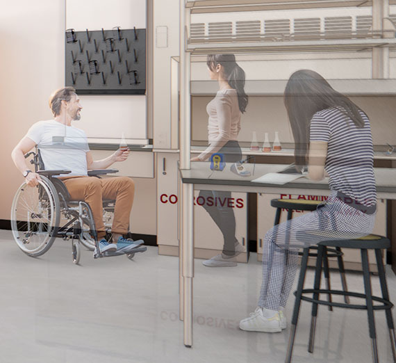 Два человека изучают растение в теплице.