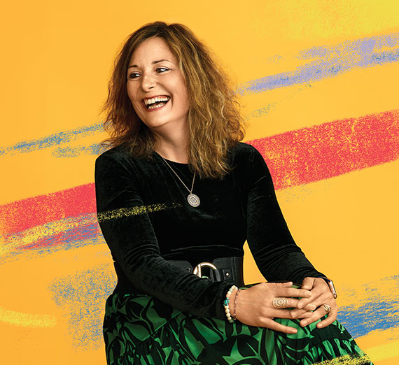 Два человека изучают растение в теплице.