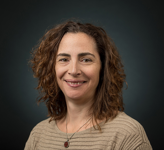 Honors and International students collaborating in GELAB.