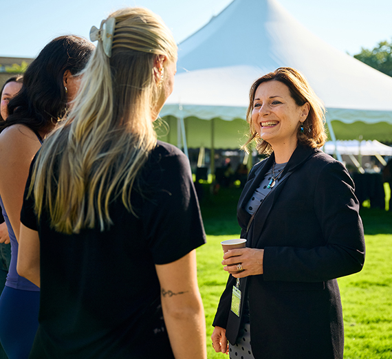 Пассерини машет зрителям на своей инаугурации.